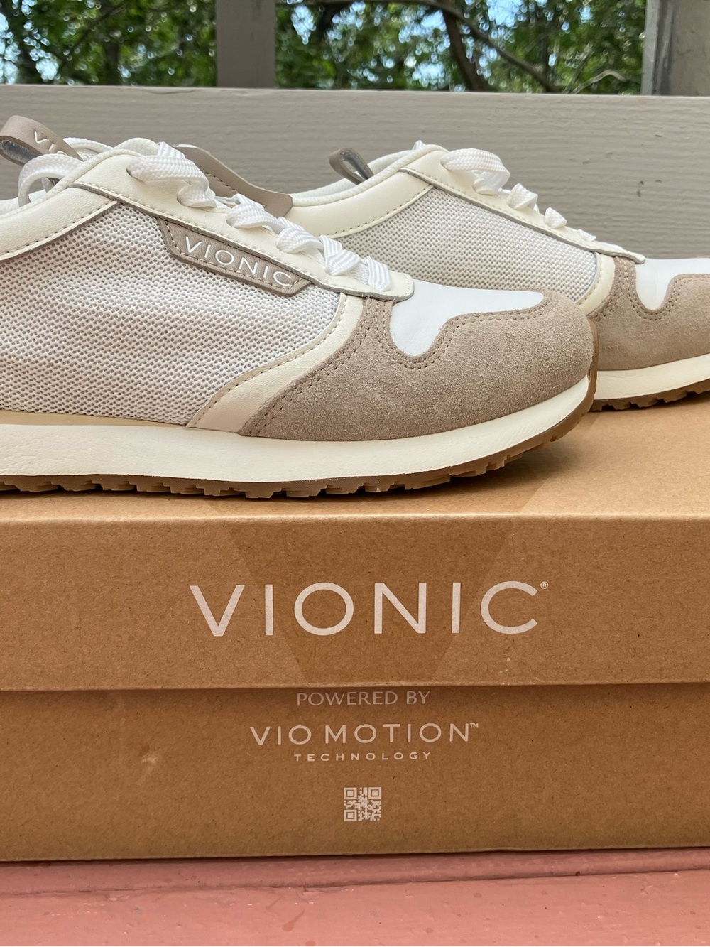 New In Box Vionic Monarch Womens Size 5 M White Smt Suede Lace Up Sneakers